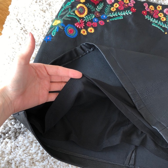 ✨MOVING SALE✨ Zara embroidered floral skirt - Picture 8 of 8